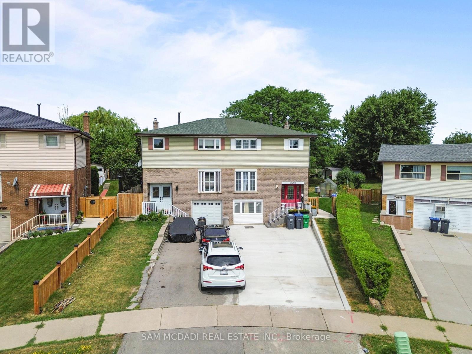 7691 Wildfern Drive, Mississauga, Ontario  L4T 3P8 - Photo 2 - W12780724