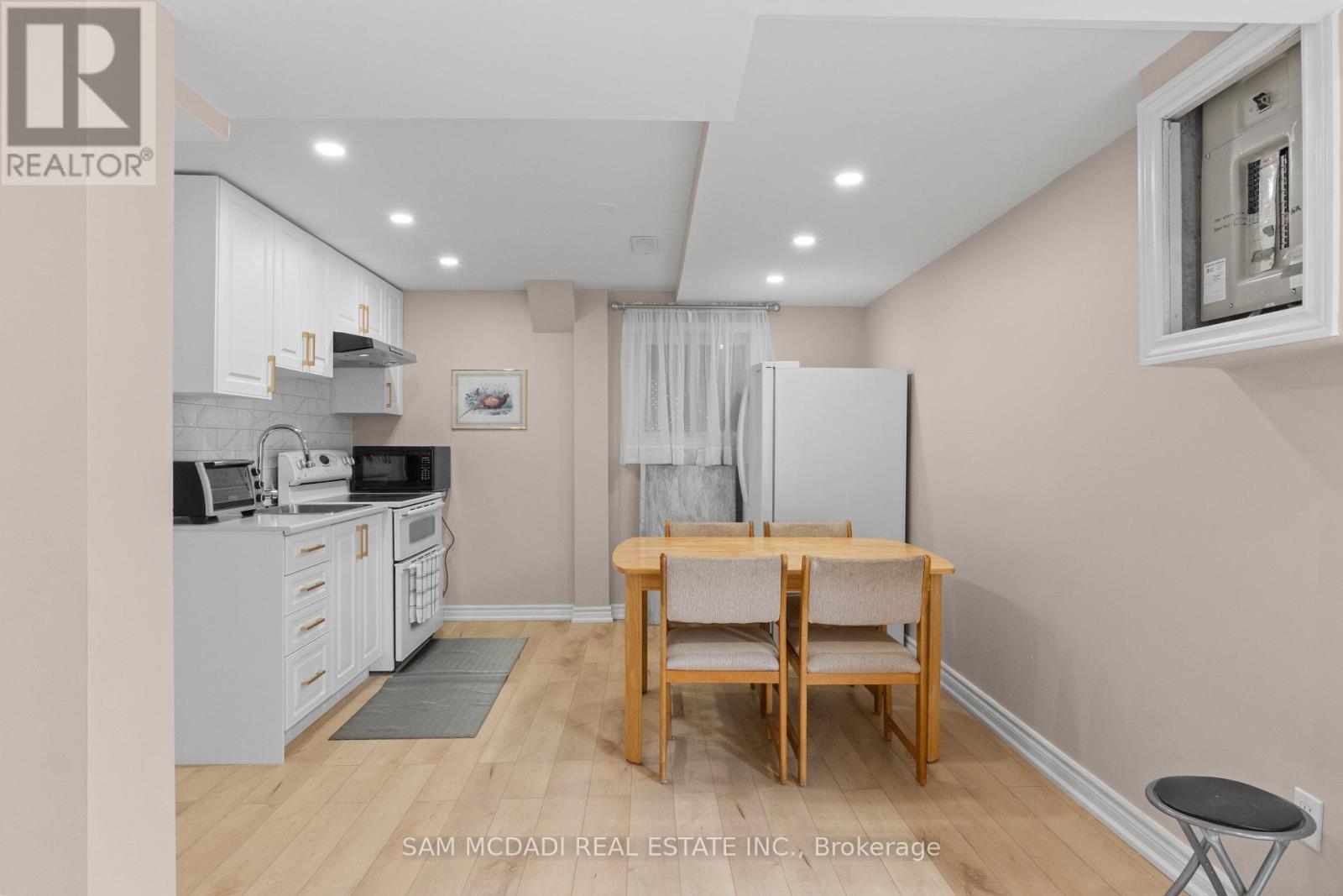 7691 Wildfern Drive, Mississauga, Ontario  L4T 3P8 - Photo 9 - W12780724