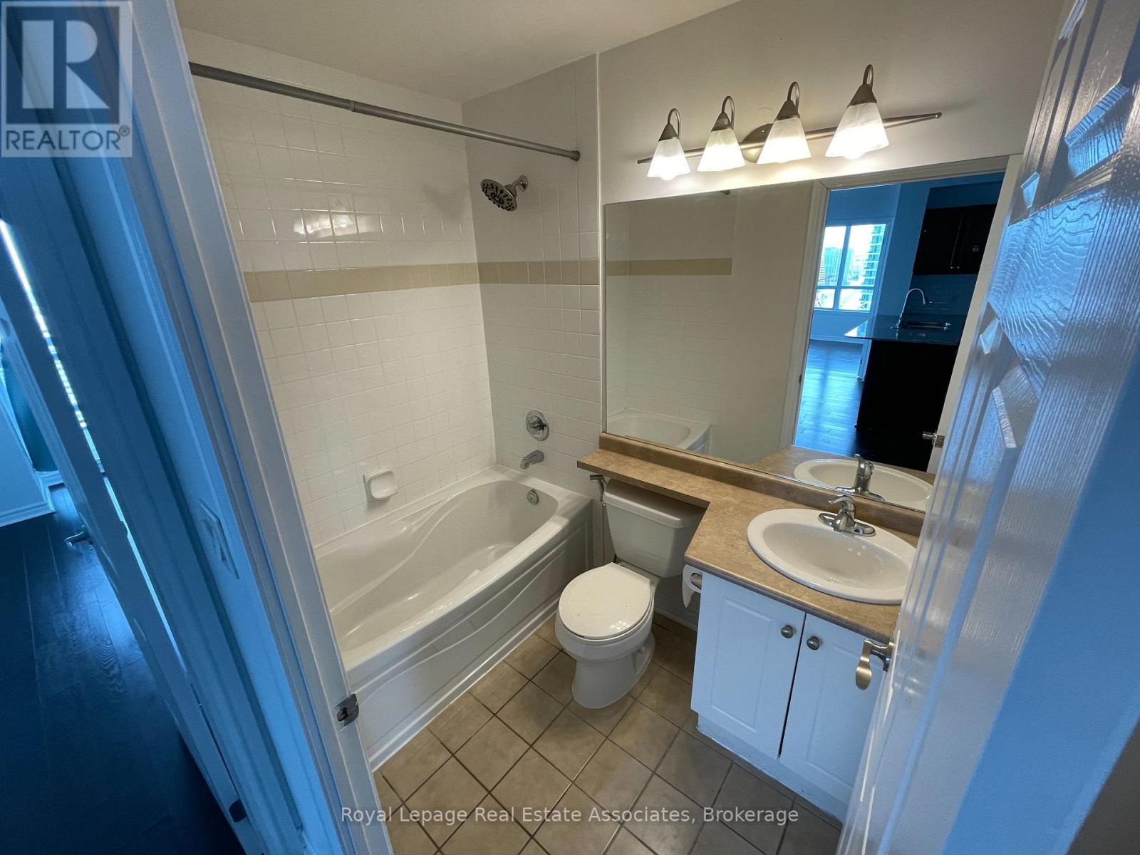 2510 - 3504 Hurontario Street, Mississauga, Ontario  L5B 0B9 - Photo 11 - W12780754