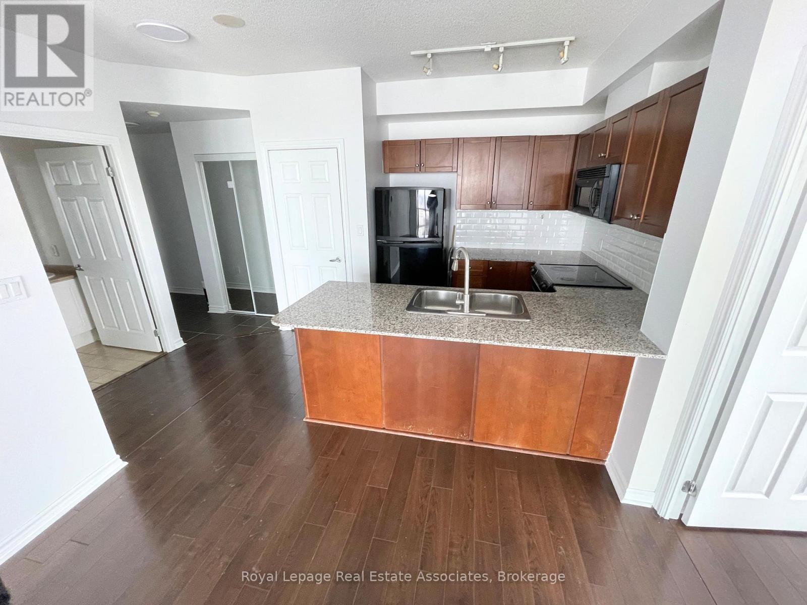 2510 - 3504 Hurontario Street, Mississauga, Ontario  L5B 0B9 - Photo 7 - W12780754