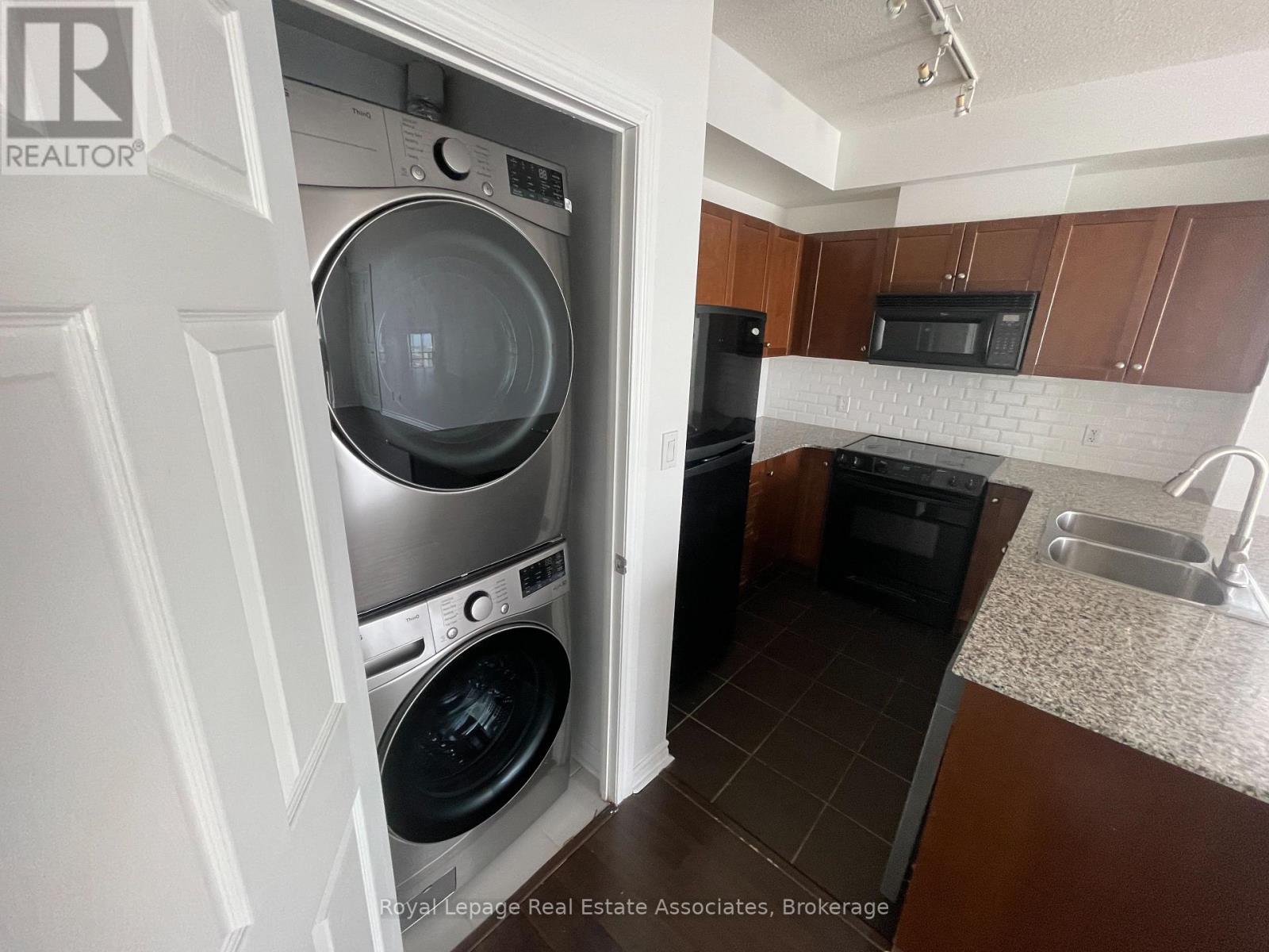 2510 - 3504 Hurontario Street, Mississauga, Ontario  L5B 0B9 - Photo 8 - W12780754