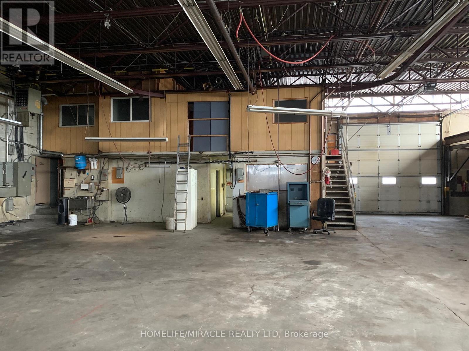 73 Millwick Drive, Toronto (Humber Summit), Ontario  M9L 1Y4 - Photo 7 - W12780816