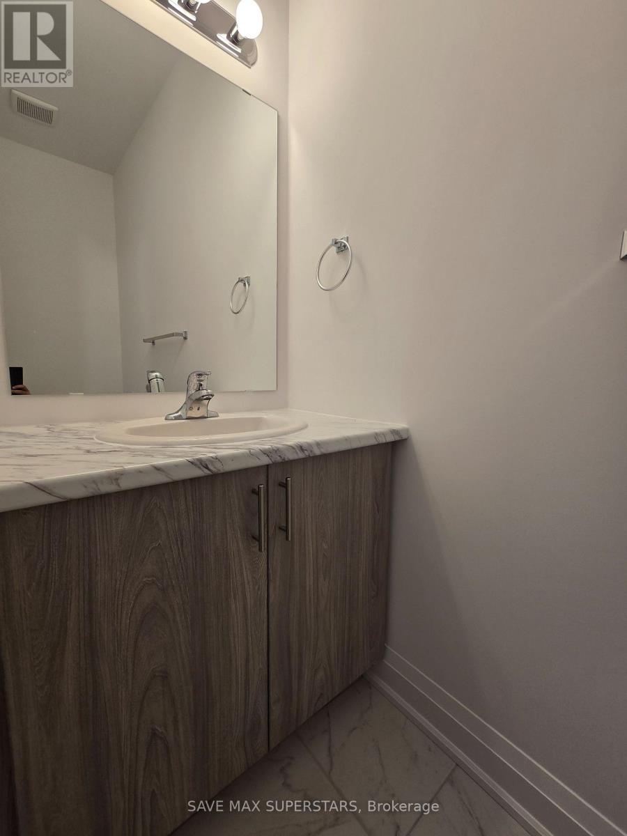 17 Barnyard Trail, Barrie, Ontario  L9J 0C2 - Photo 11 - S12780944