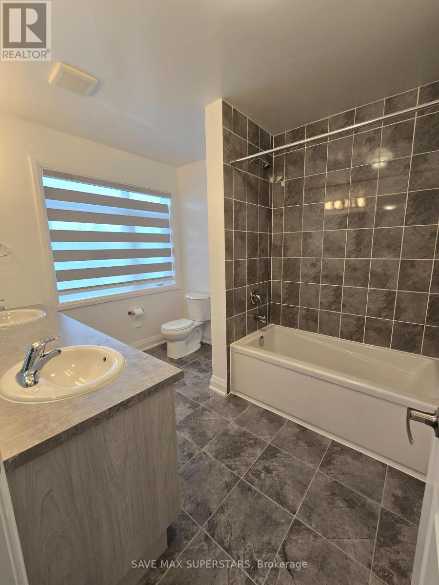 17 Barnyard Trail, Barrie, Ontario  L9J 0C2 - Photo 12 - S12780944