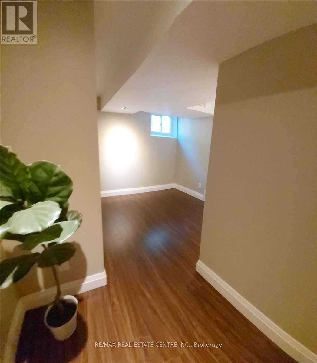 1086 Fourth Street, Mississauga, Ontario  L5E 1K3 - Photo 1 - W12780974