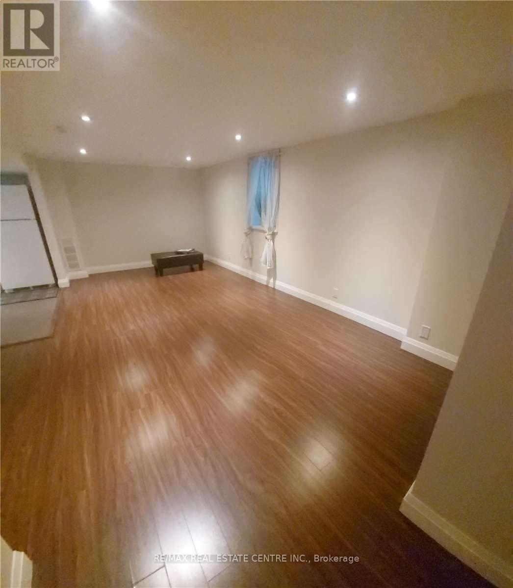 1086 Fourth Street, Mississauga, Ontario  L5E 1K3 - Photo 3 - W12780974