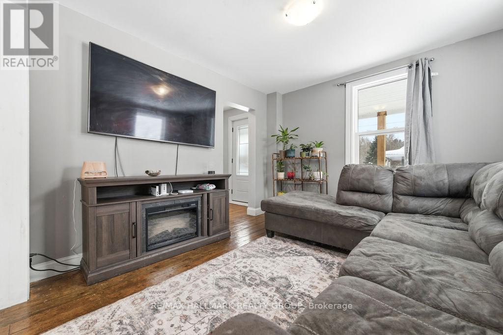 62 Main Street, Laurentian Hills, Ontario  K0J 1J0 - Photo 10 - X12781118