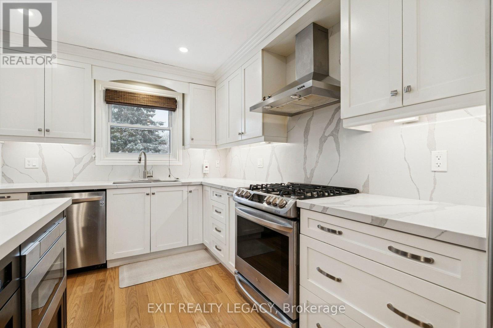 10 Eves Court, Newmarket, Ontario  L3Y 7P7 - Photo 11 - N12781210