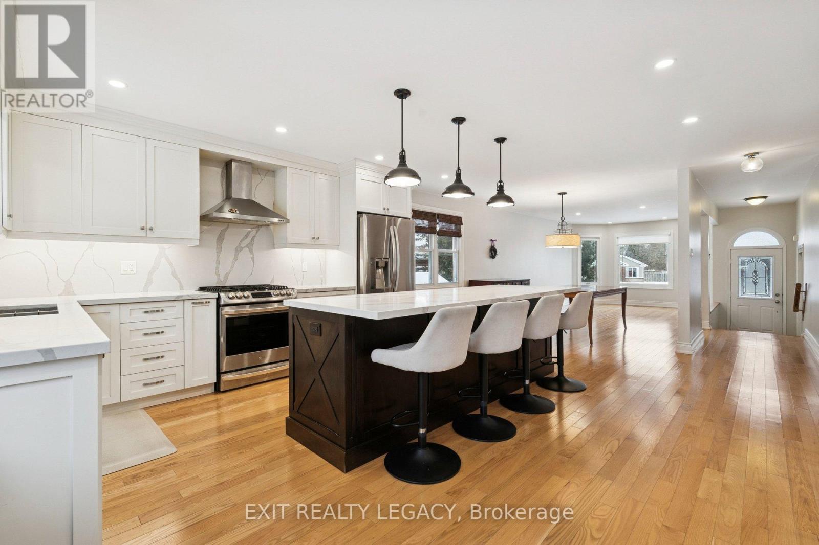 10 Eves Court, Newmarket, Ontario  L3Y 7P7 - Photo 2 - N12781210