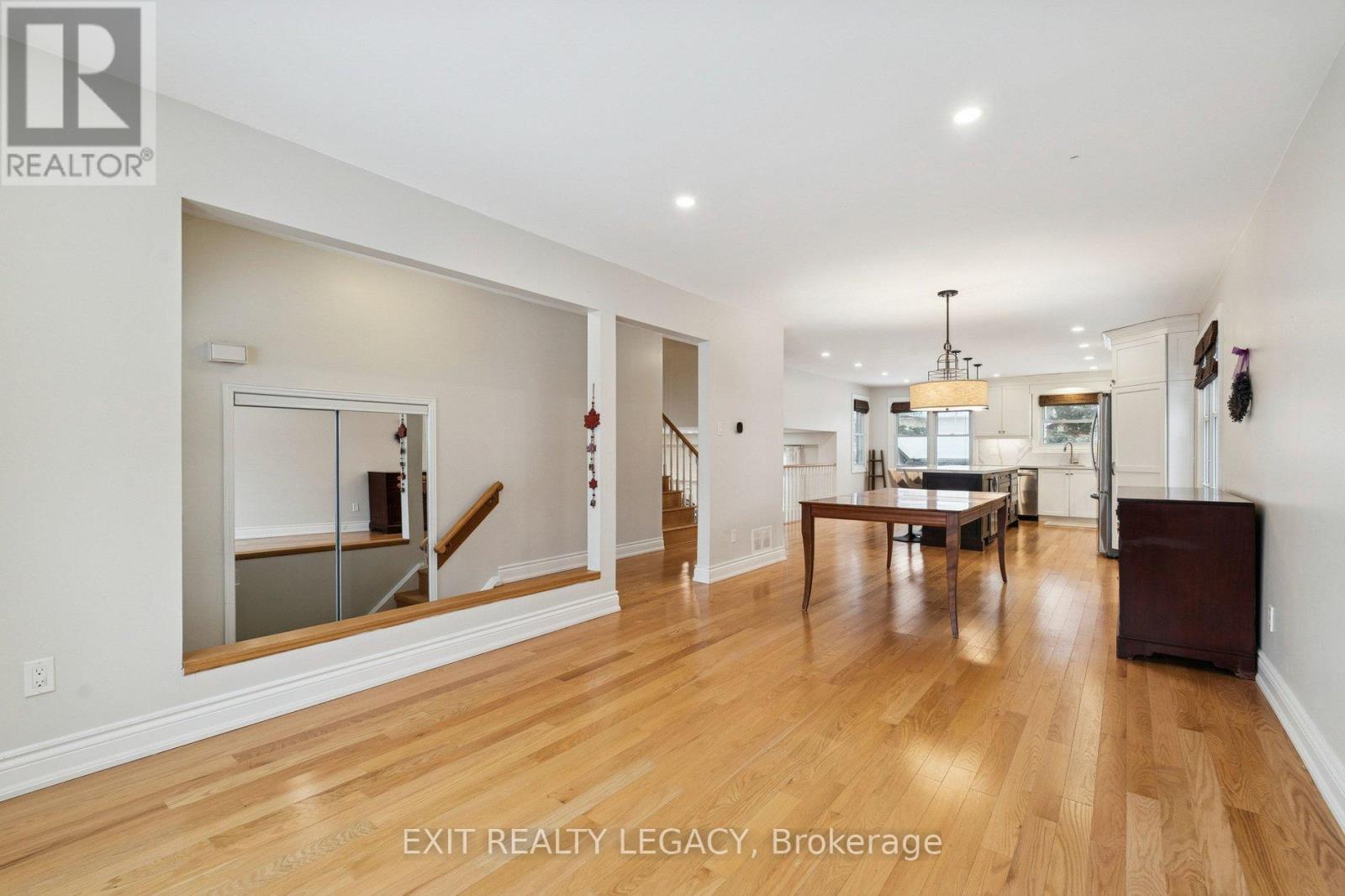 10 Eves Court, Newmarket, Ontario  L3Y 7P7 - Photo 4 - N12781210