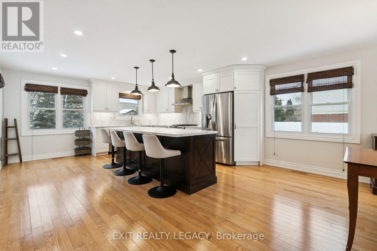 10 Eves Court, Newmarket, Ontario  L3Y 7P7 - Photo 8 - N12781210