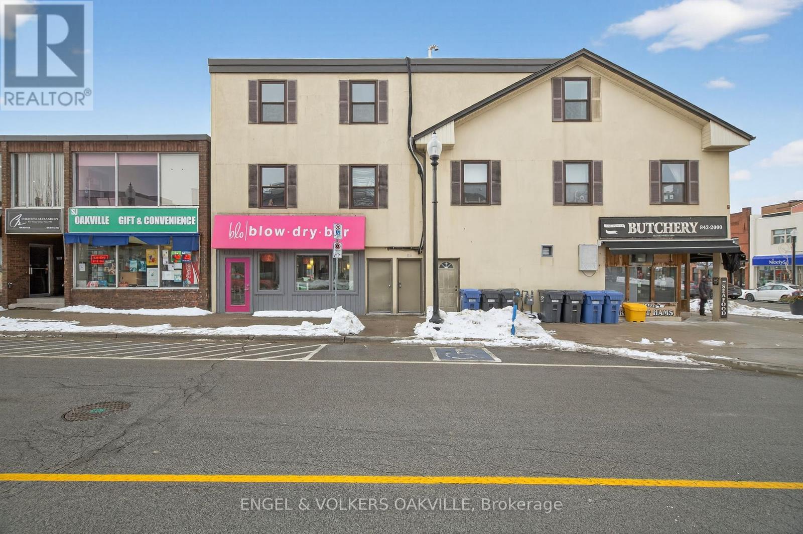 104 - 103 Thomas Street, Oakville, Ontario  L6J 3A7 - Photo 1 - W12781066