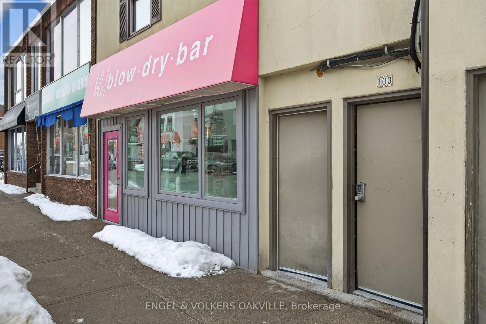 104 - 103 Thomas Street, Oakville, Ontario  L6J 3A7 - Photo 2 - W12781066