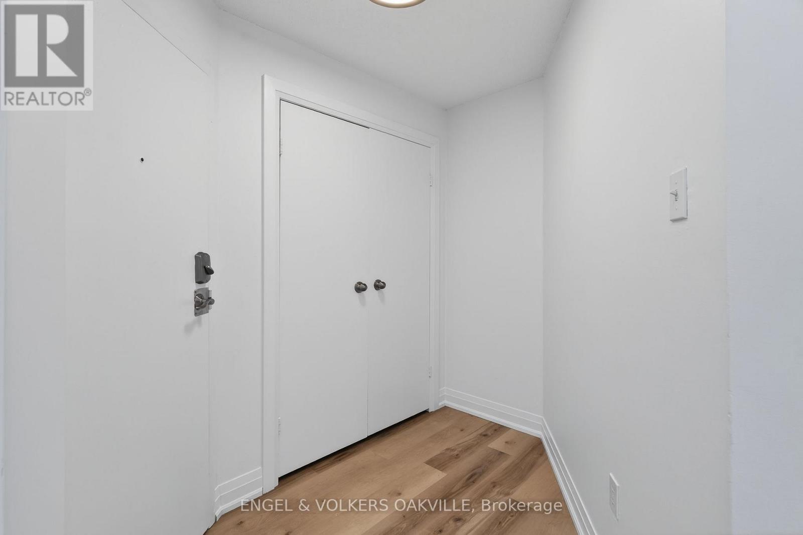 104 - 103 Thomas Street, Oakville, Ontario  L6J 3A7 - Photo 3 - W12781066