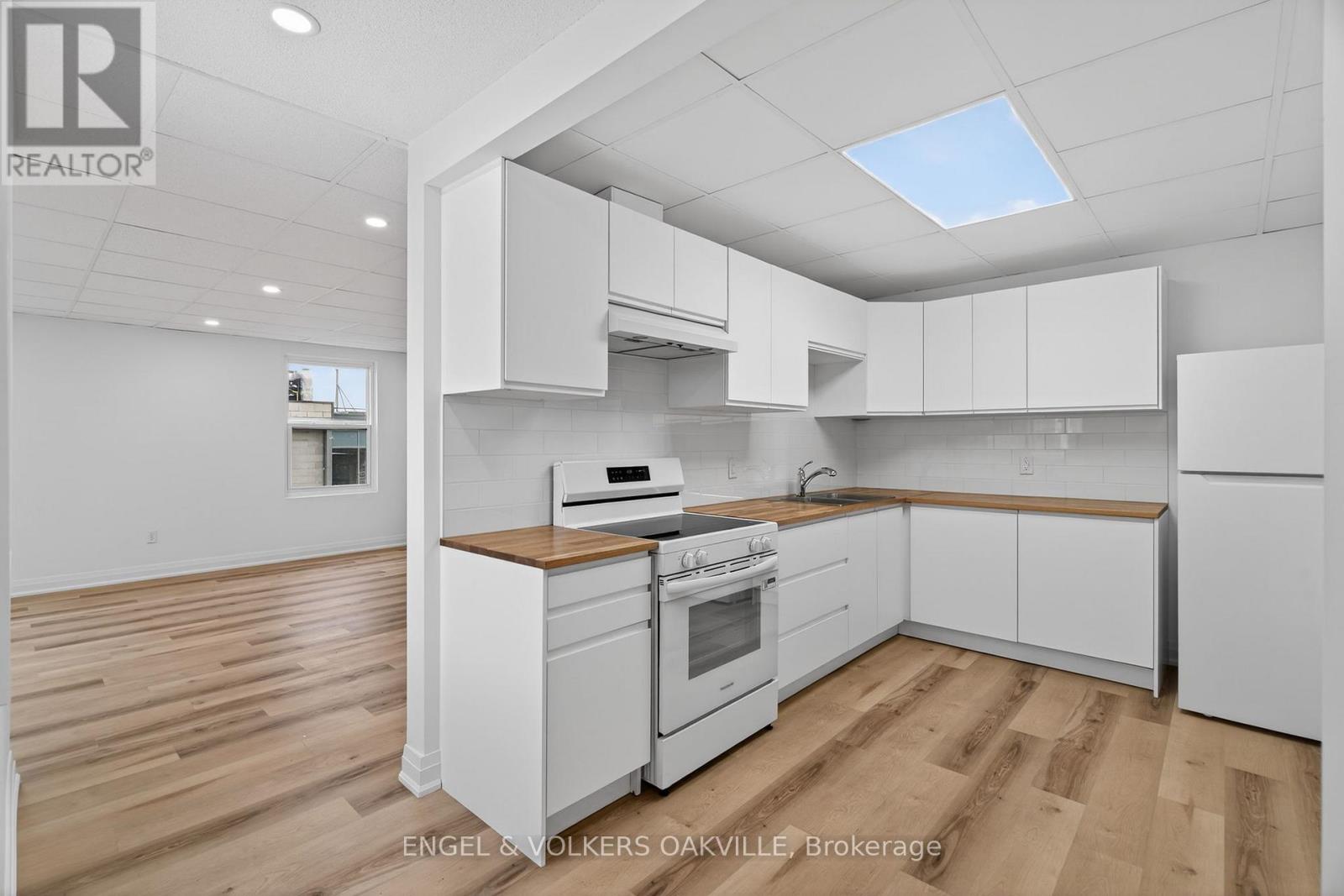 104 - 103 Thomas Street, Oakville, Ontario  L6J 3A7 - Photo 4 - W12781066