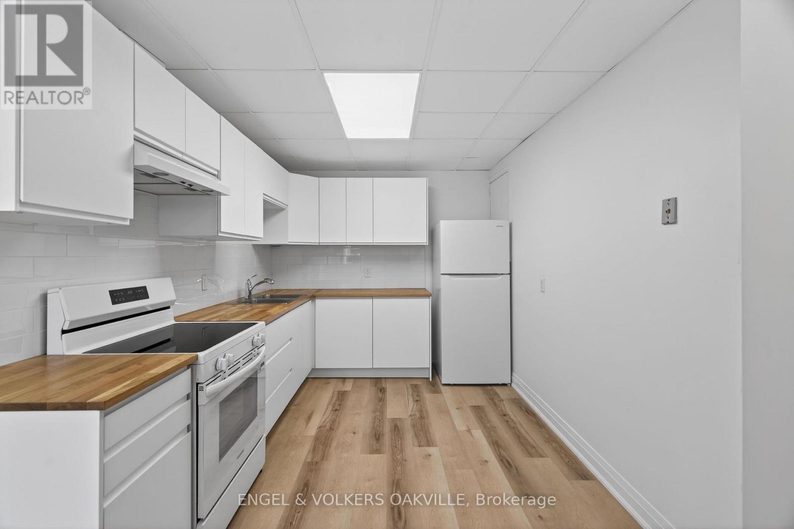 104 - 103 Thomas Street, Oakville, Ontario  L6J 3A7 - Photo 5 - W12781066