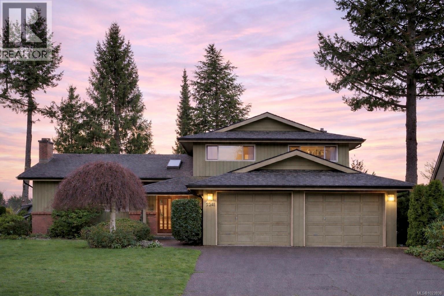 2241 Lifton Pl, Saanich, British Columbia