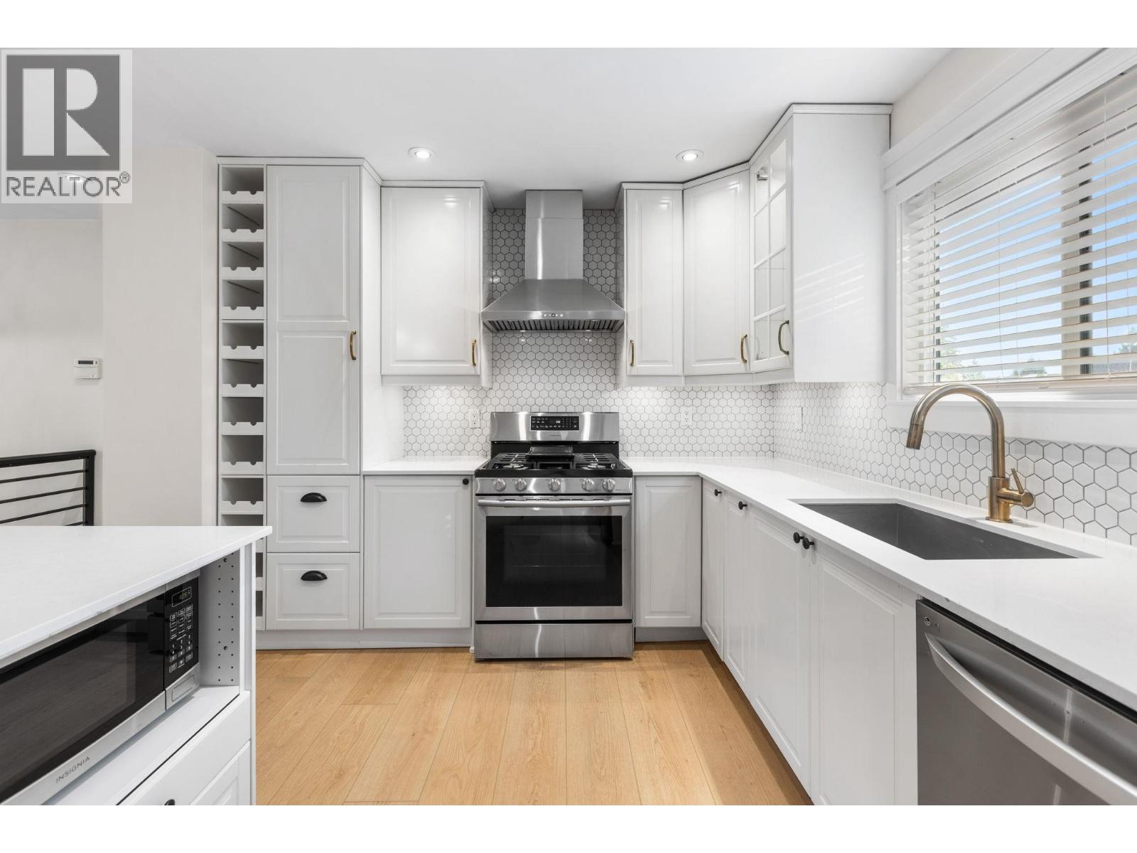 3214 Mariner Way, Coquitlam, British Columbia  V3C 4K7 - Photo 2 - R3089138