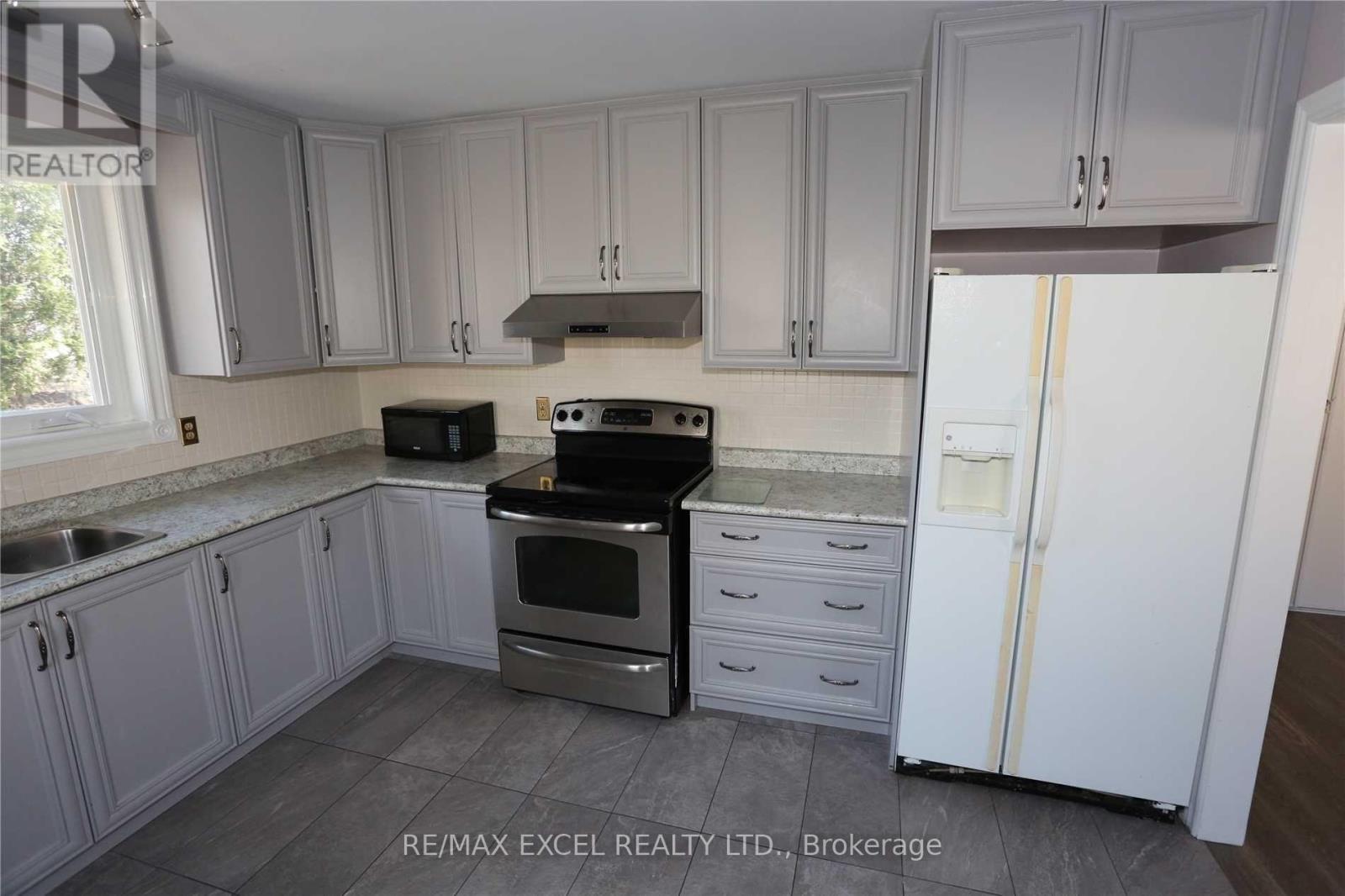 Main - 122 Armitage Drive, Newmarket, Ontario  L3Y 5L7 - Photo 4 - N12781228