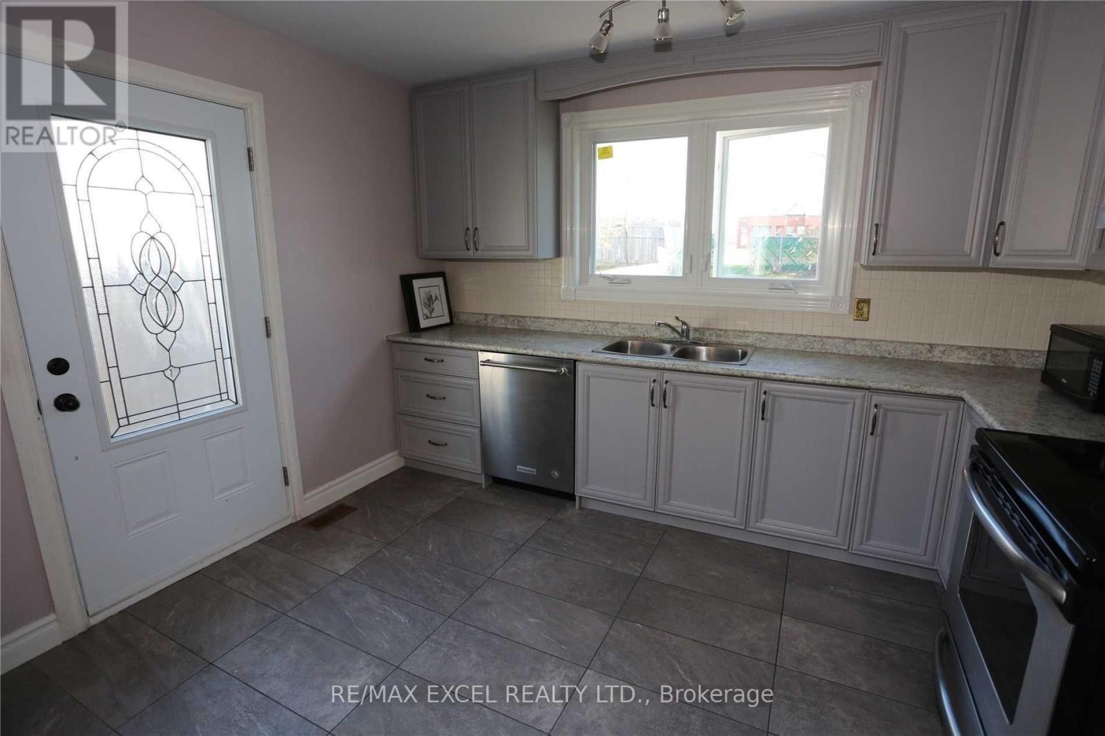 Main - 122 Armitage Drive, Newmarket, Ontario  L3Y 5L7 - Photo 5 - N12781228