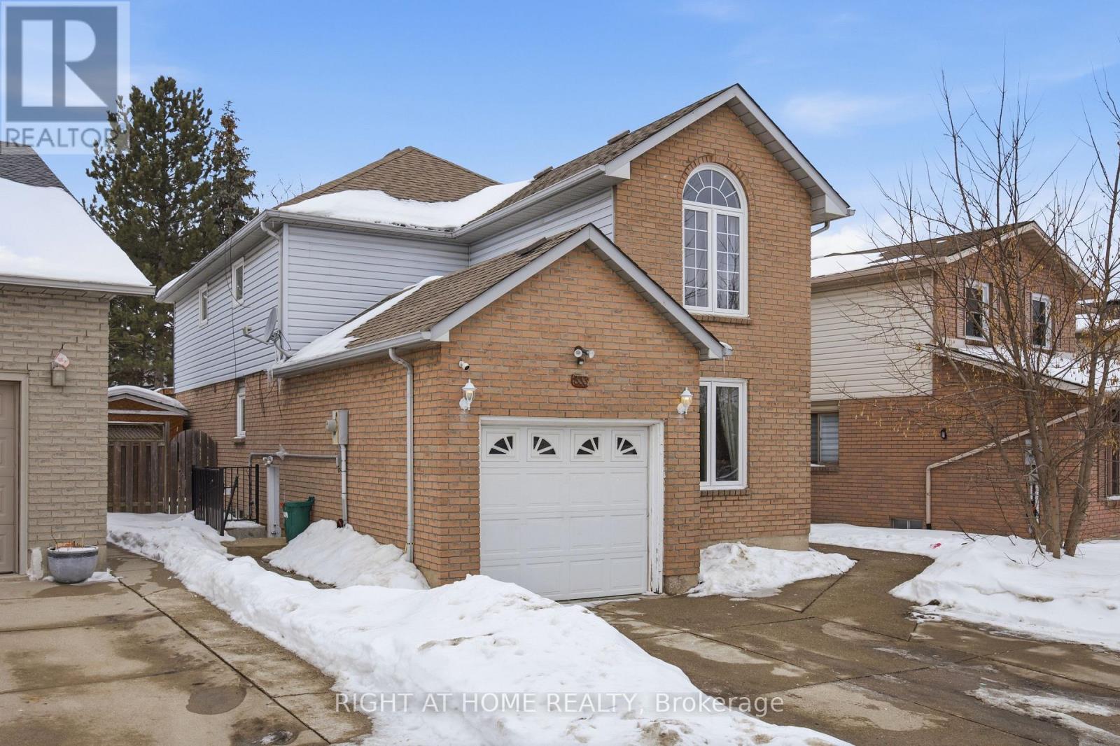 333 Brigade Drive, Hamilton, Ontario  L9B 2G1 - Photo 2 - X12778264