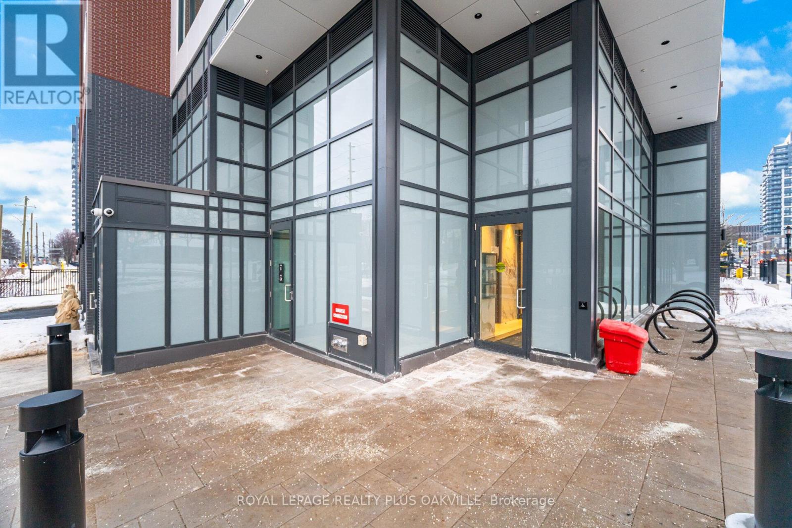 703 - 2088 James Street, Burlington, Ontario  L7R 0H2 - Photo 2 - W12781230