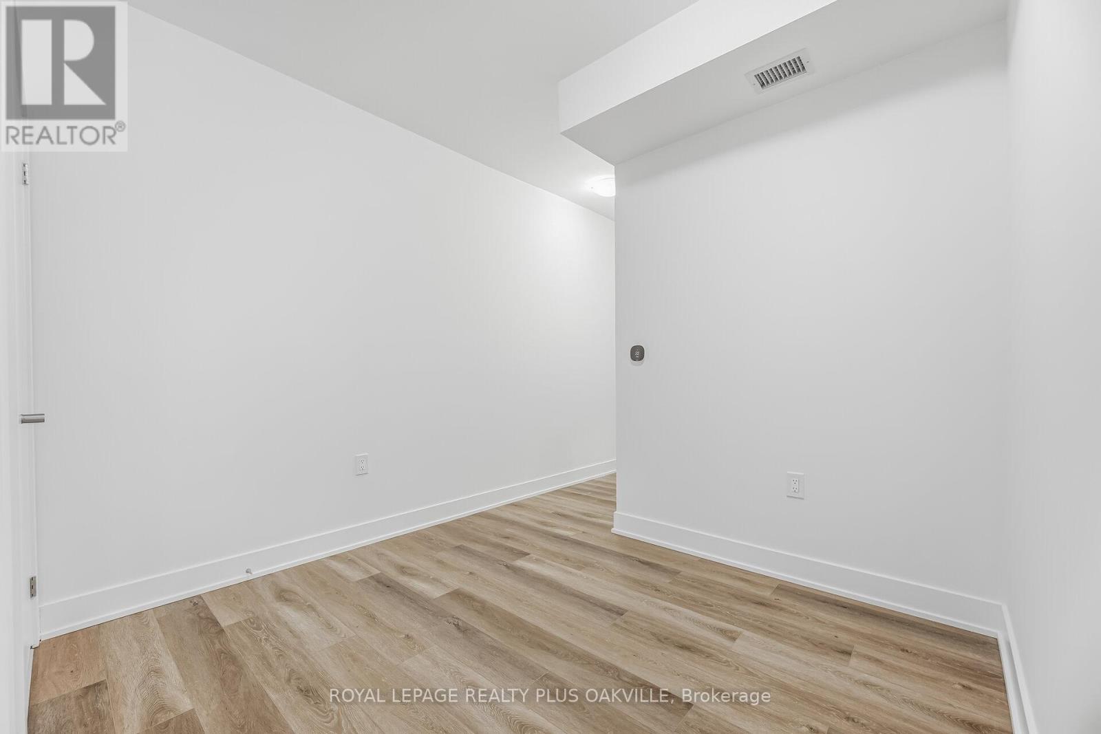 703 - 2088 James Street, Burlington, Ontario  L7R 0H2 - Photo 9 - W12781230