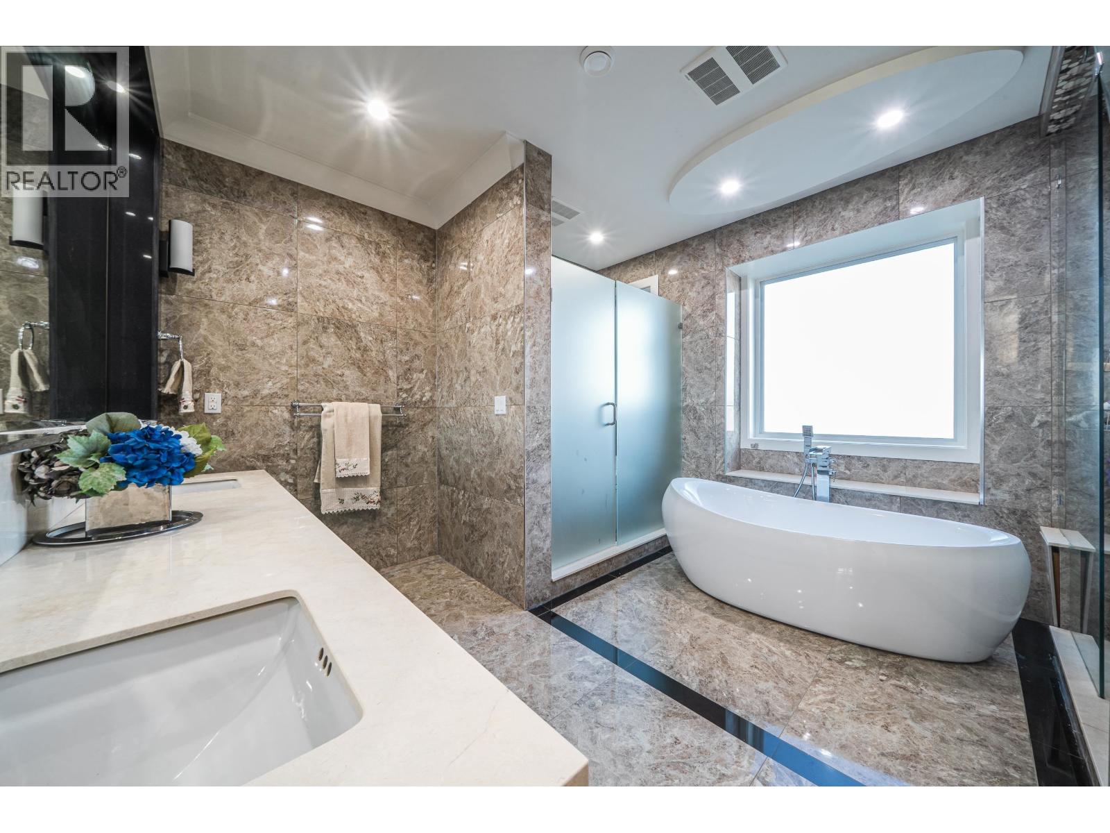 Listing Picture 22 of 32 : 13371 BLUNDELL ROAD, Richmond / 烈治文 - 魯藝地產 Yvonne Lu Group - MLS Medallion Club Member