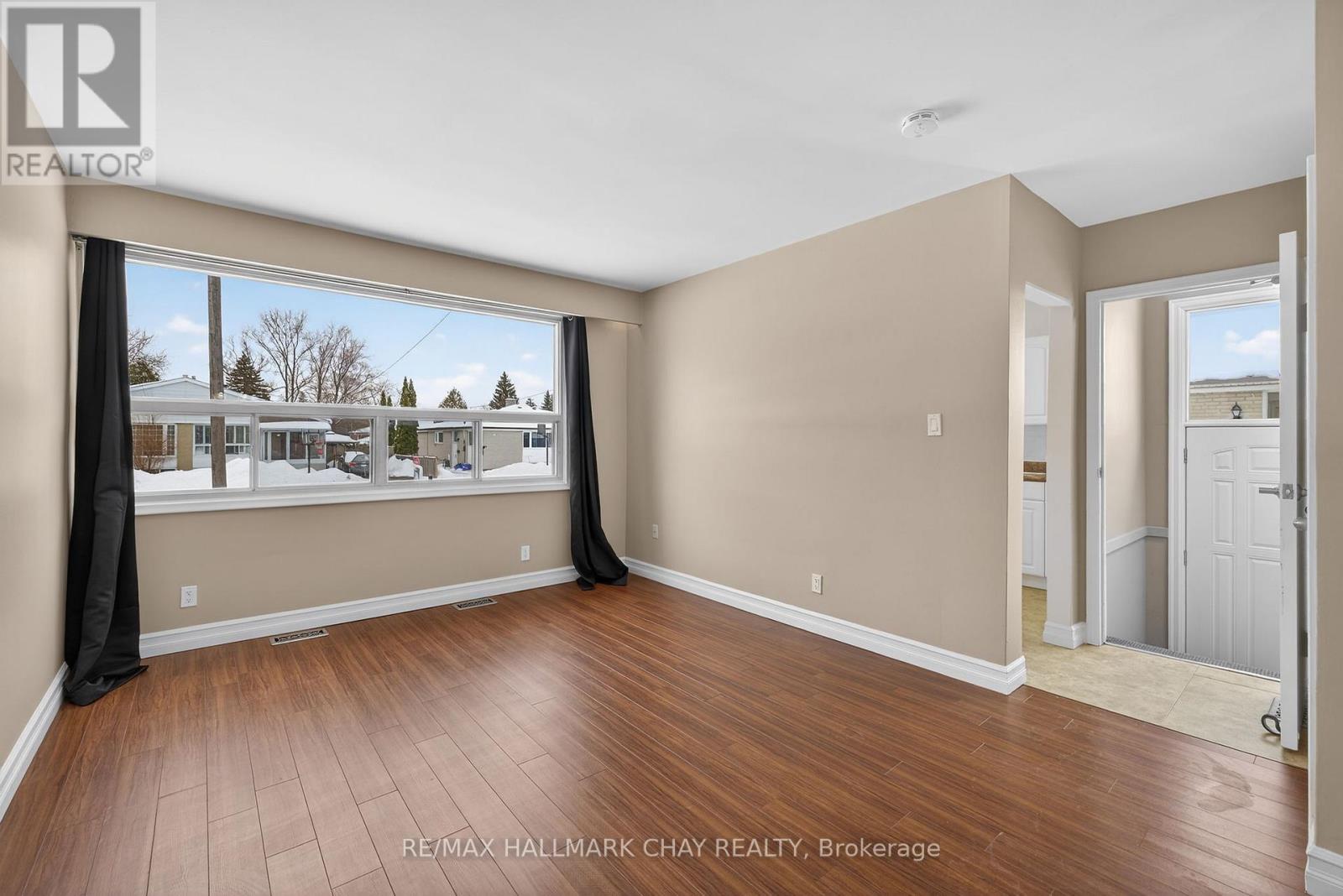 313 Taylor Mills Drive N, Richmond Hill, Ontario  L4C 2T8 - Photo 4 - N12781288