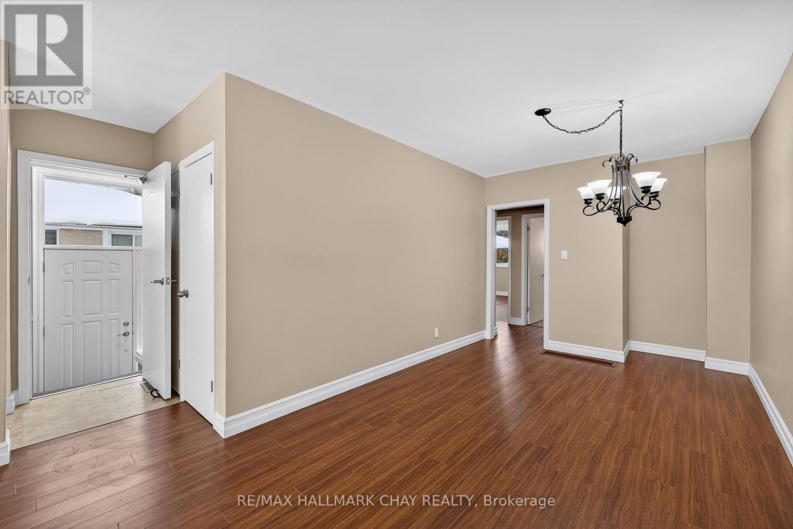 313 Taylor Mills Drive N, Richmond Hill, Ontario  L4C 2T8 - Photo 5 - N12781288