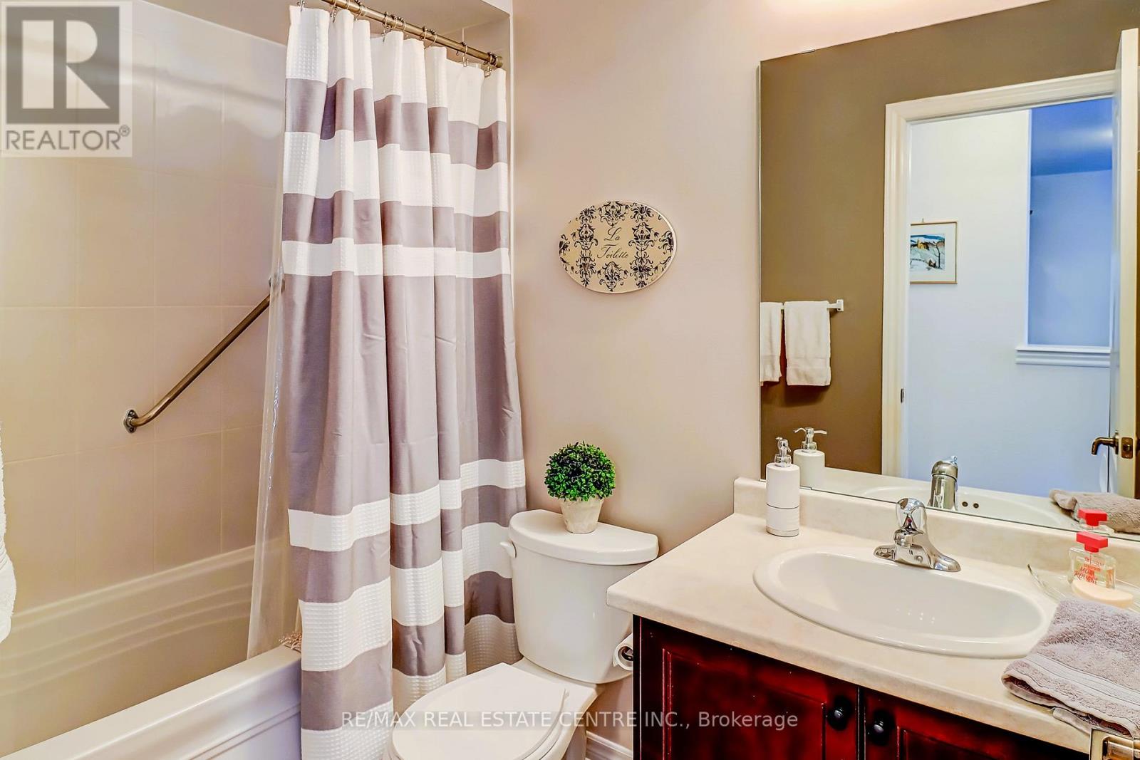 40 Muzzo Drive, Brampton, Ontario  L6R 3W8 - Photo 25 - W12781314