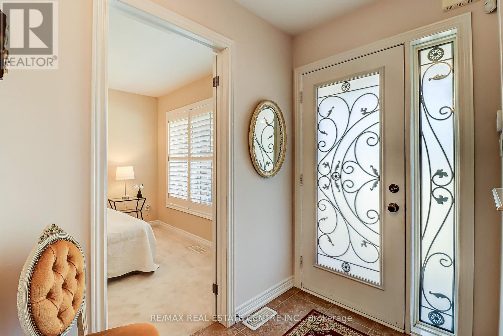 40 Muzzo Drive, Brampton, Ontario  L6R 3W8 - Photo 4 - W12781314