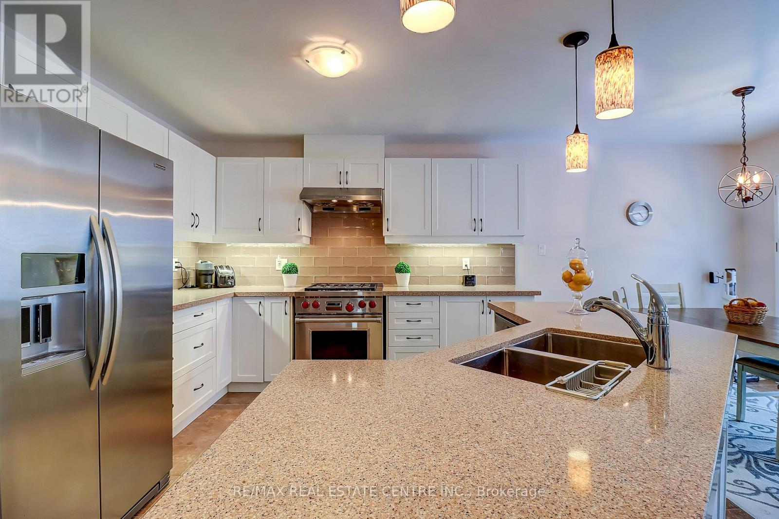 40 Muzzo Drive, Brampton, Ontario  L6R 3W8 - Photo 9 - W12781314