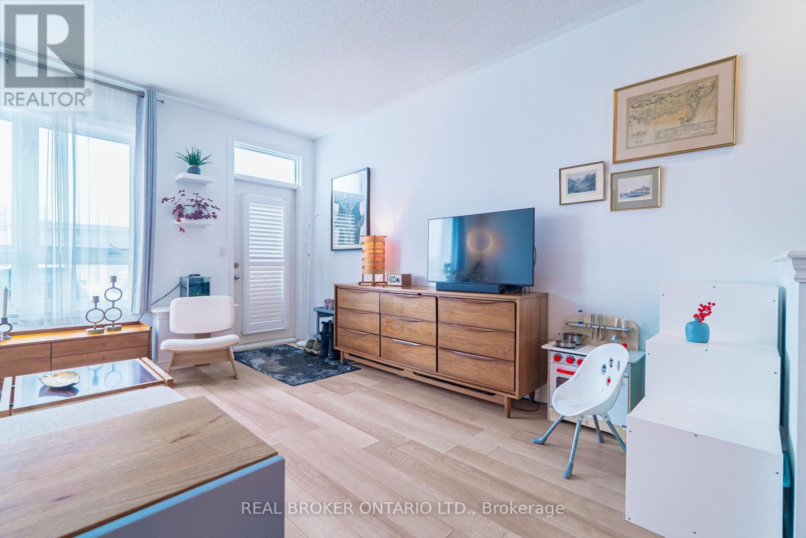 2 - 104 Caledonia Park Road, Toronto, Ontario  M6H 0B1 - Photo 5 - W12781320