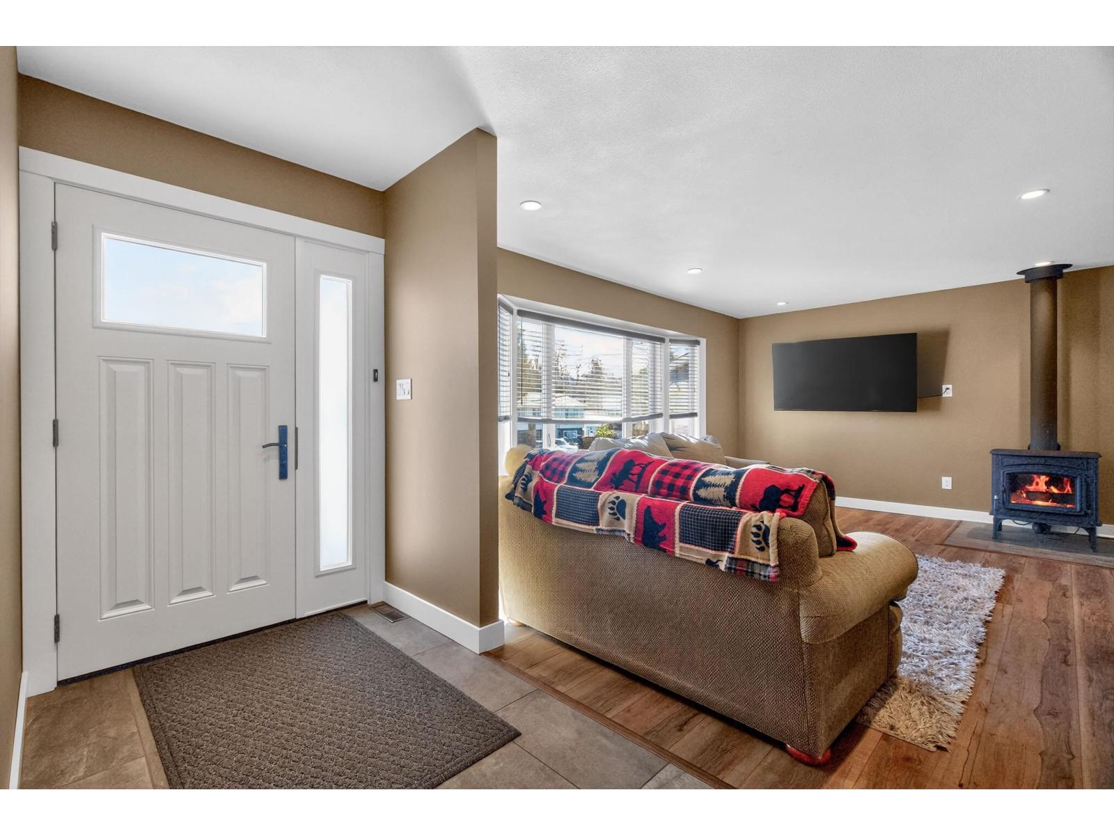 7881 Burdock Street, Mission, British Columbia  V2V 4Y5 - Photo 4 - R3088353