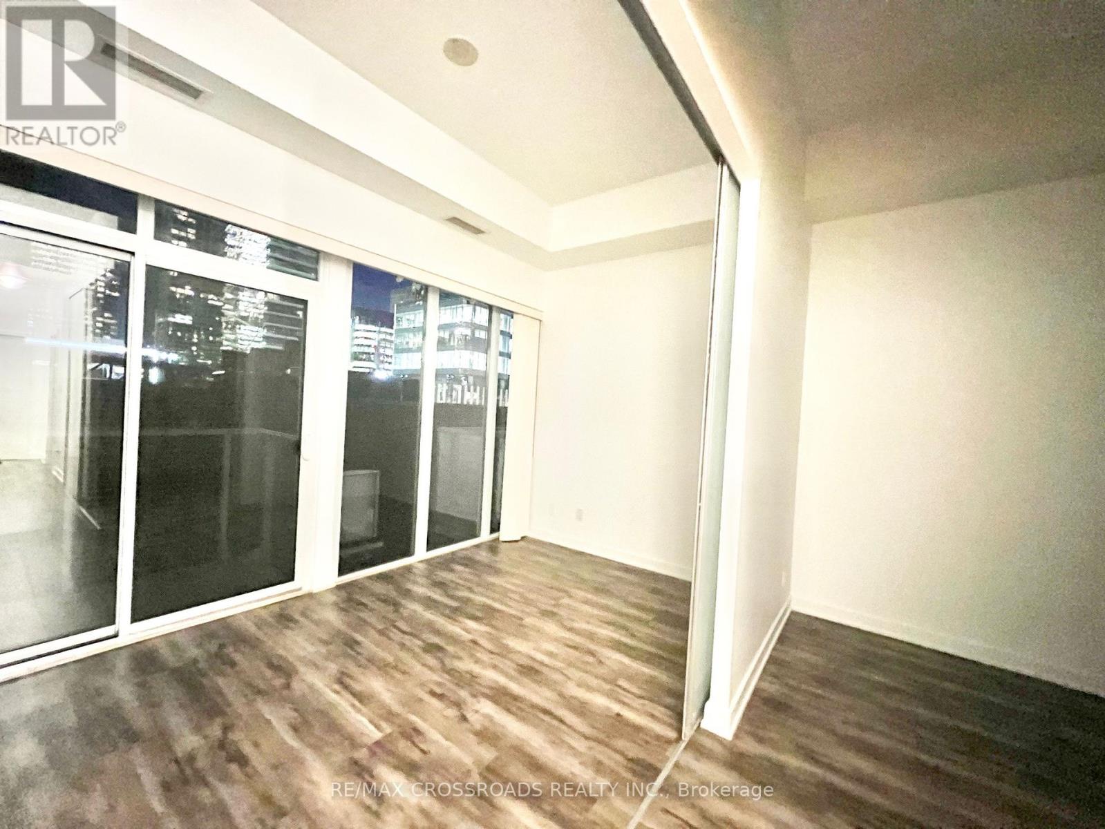 702 - 126 Simcoe Street, Toronto, Ontario  M5H 4E6 - Photo 2 - C12781412