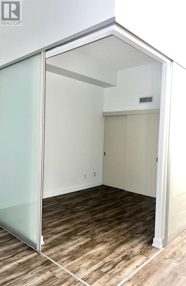 702 - 126 Simcoe Street, Toronto, Ontario  M5H 4E6 - Photo 3 - C12781412