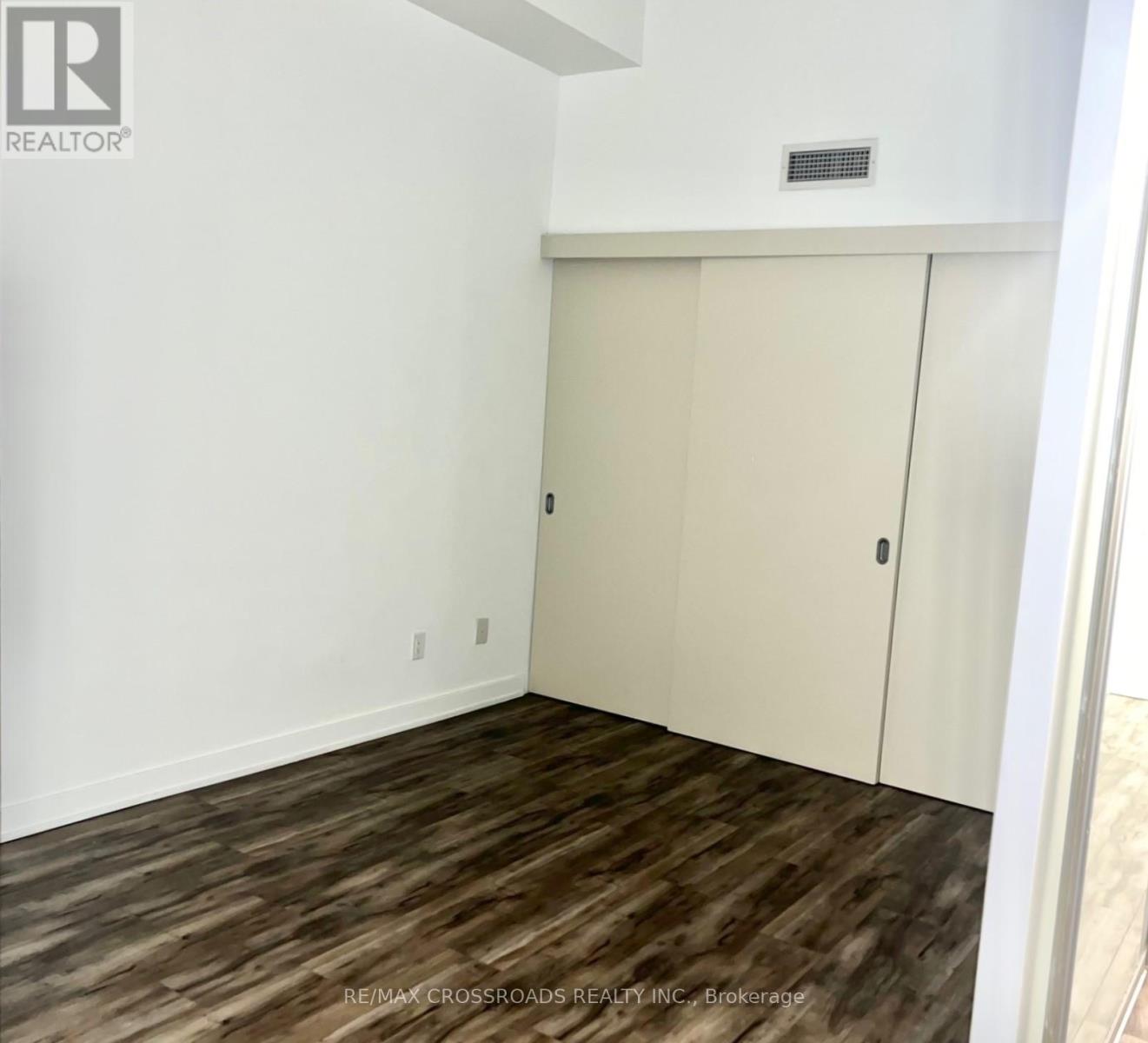 702 - 126 Simcoe Street, Toronto, Ontario  M5H 4E6 - Photo 4 - C12781412