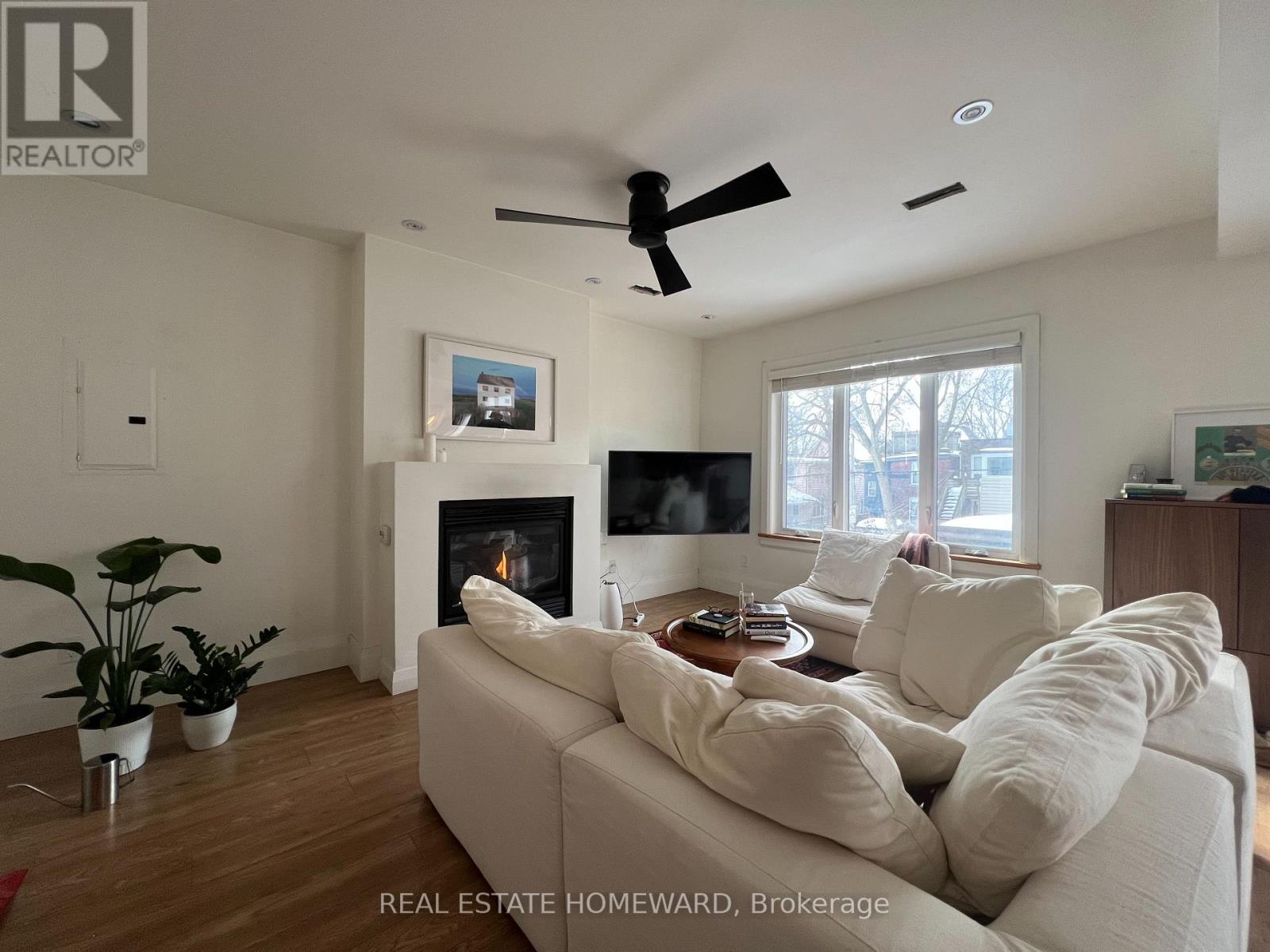 Upper - 110 Caroline Avenue, Toronto, Ontario  M4M 2X7 - Photo 1 - E12781488