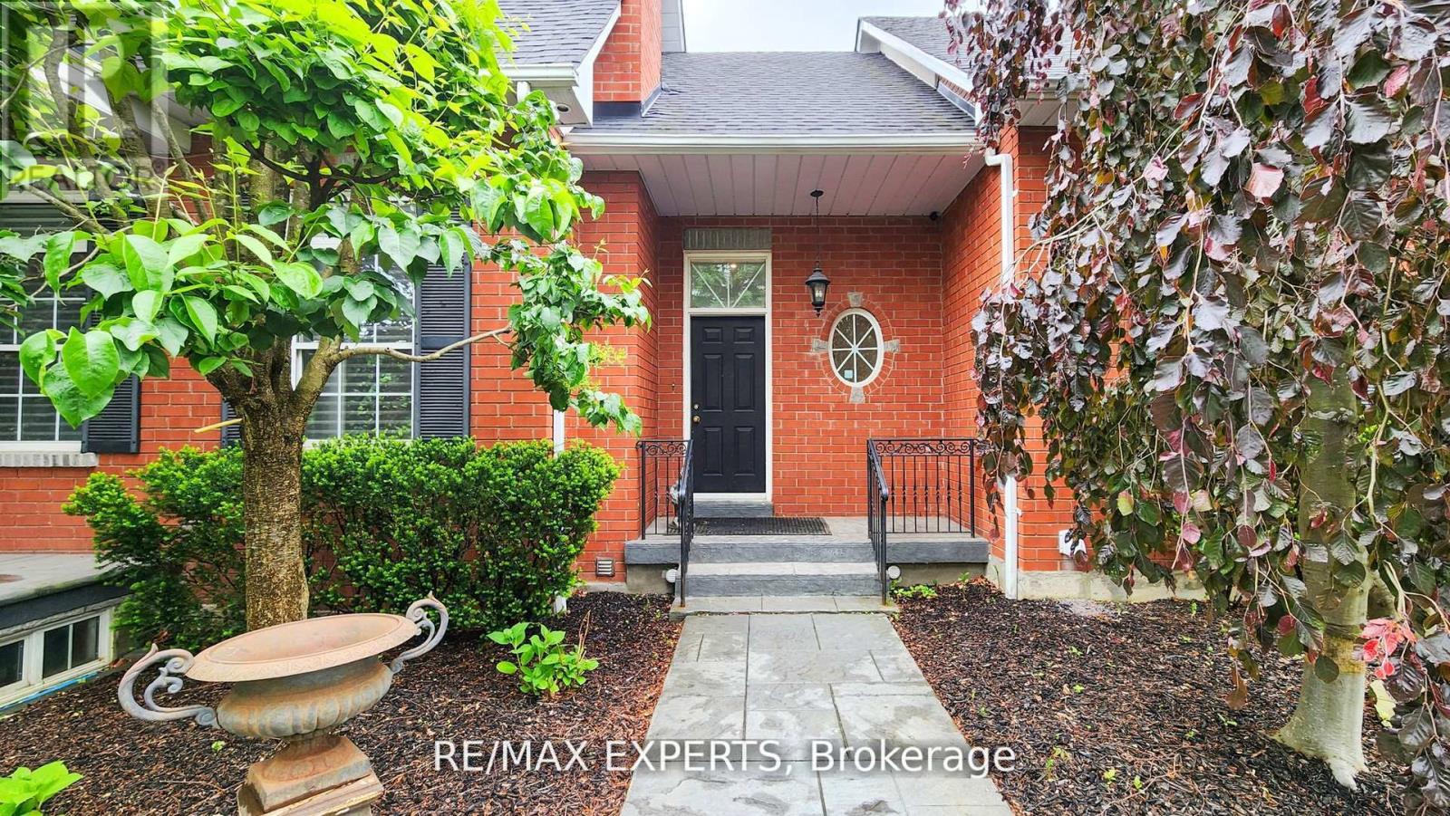 27 Theresa Circle, Vaughan, Ontario  L0J 1C0 - Photo 3 - N12781448