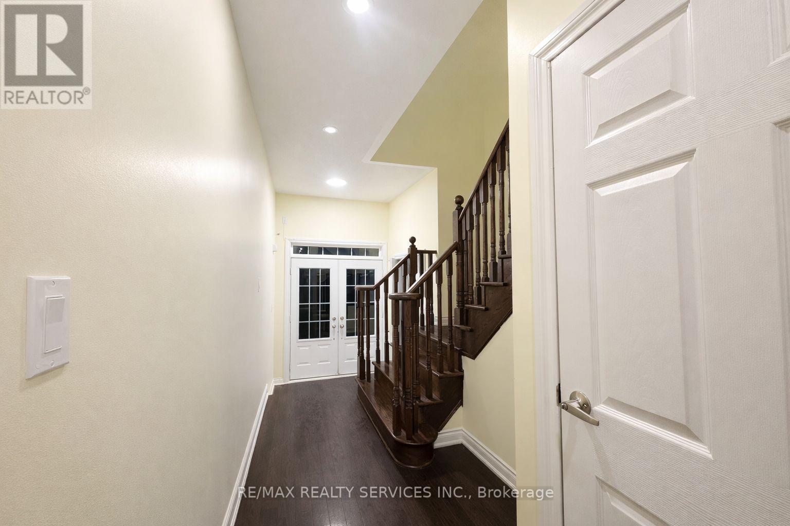 26 Red Ash Court, Brampton, Ontario  L6X 3B8 - Photo 3 - W12781436