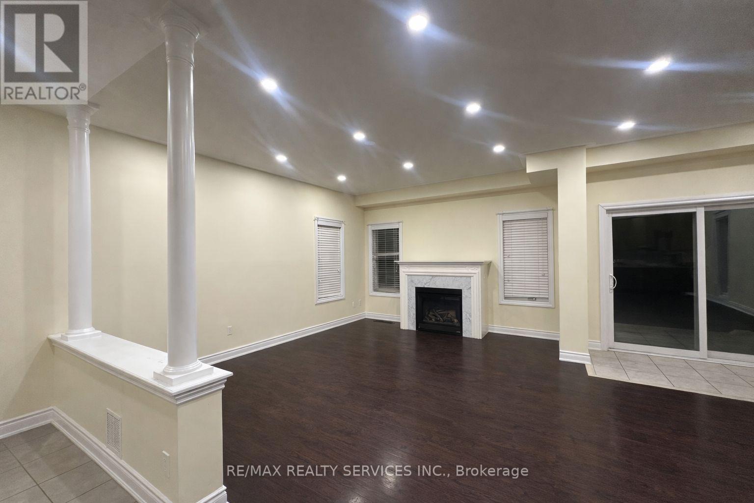 26 Red Ash Court, Brampton, Ontario  L6X 3B8 - Photo 6 - W12781436