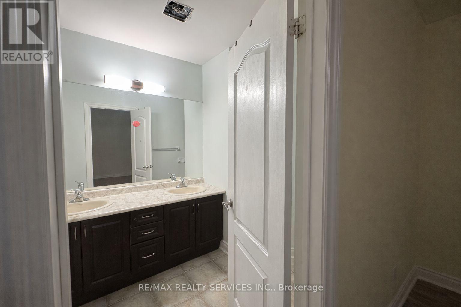 26 Red Ash Court, Brampton, Ontario  L6X 3B8 - Photo 8 - W12781436