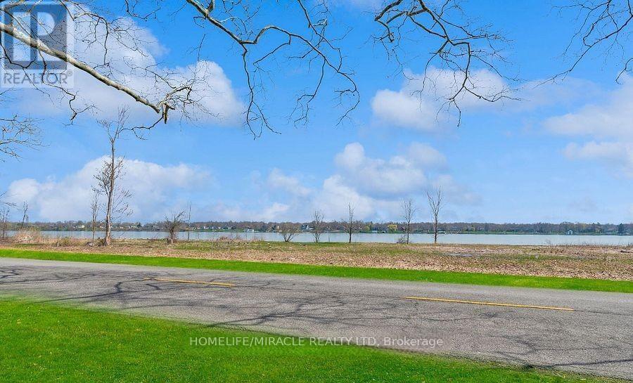 3035 Niagara Parkway, Fort Erie, Ontario  L2A 5M4 - Photo 2 - X12781468