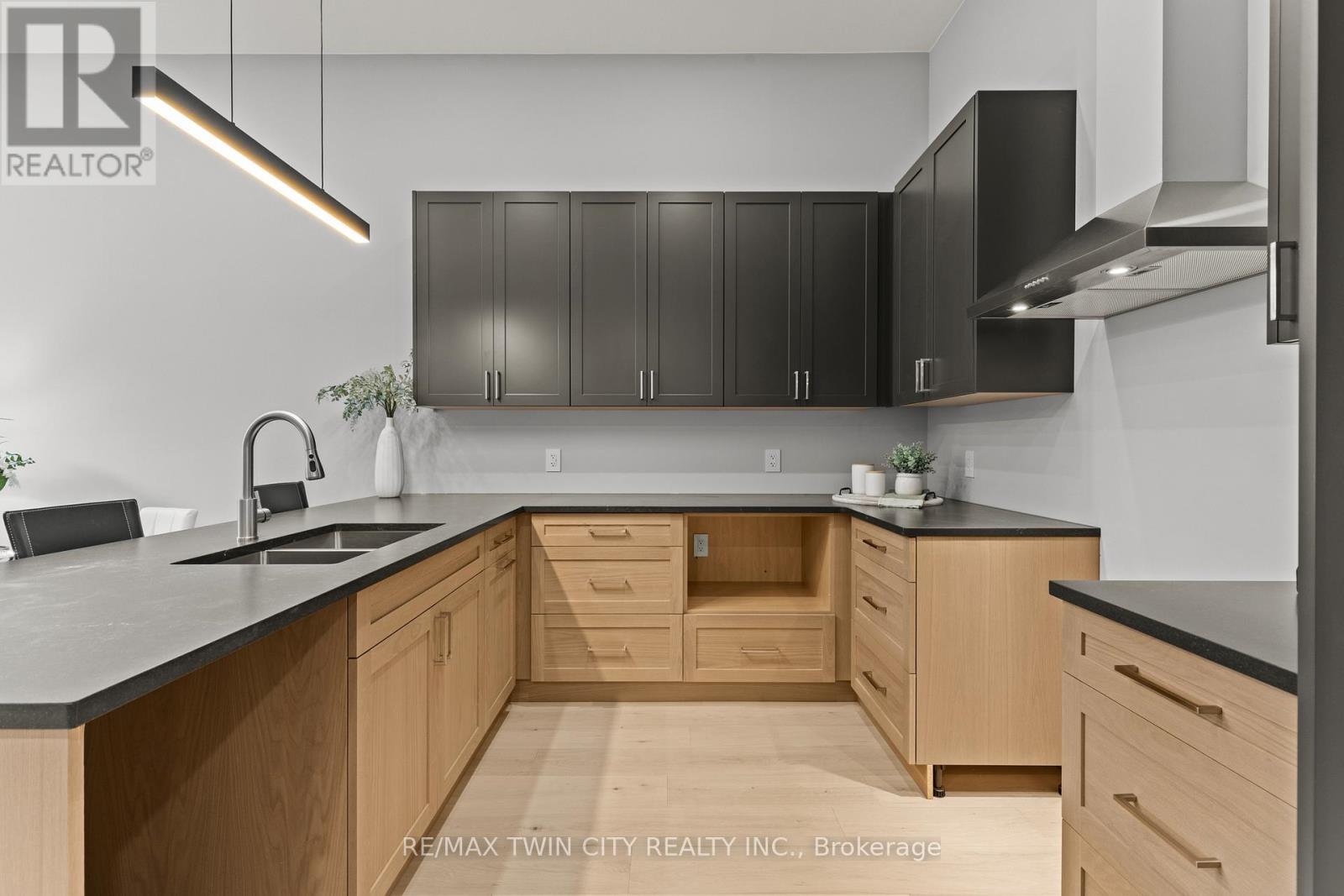 139 King Edward Street, Brant, Ontario  N3L 3E3 - Photo 10 - X12781492