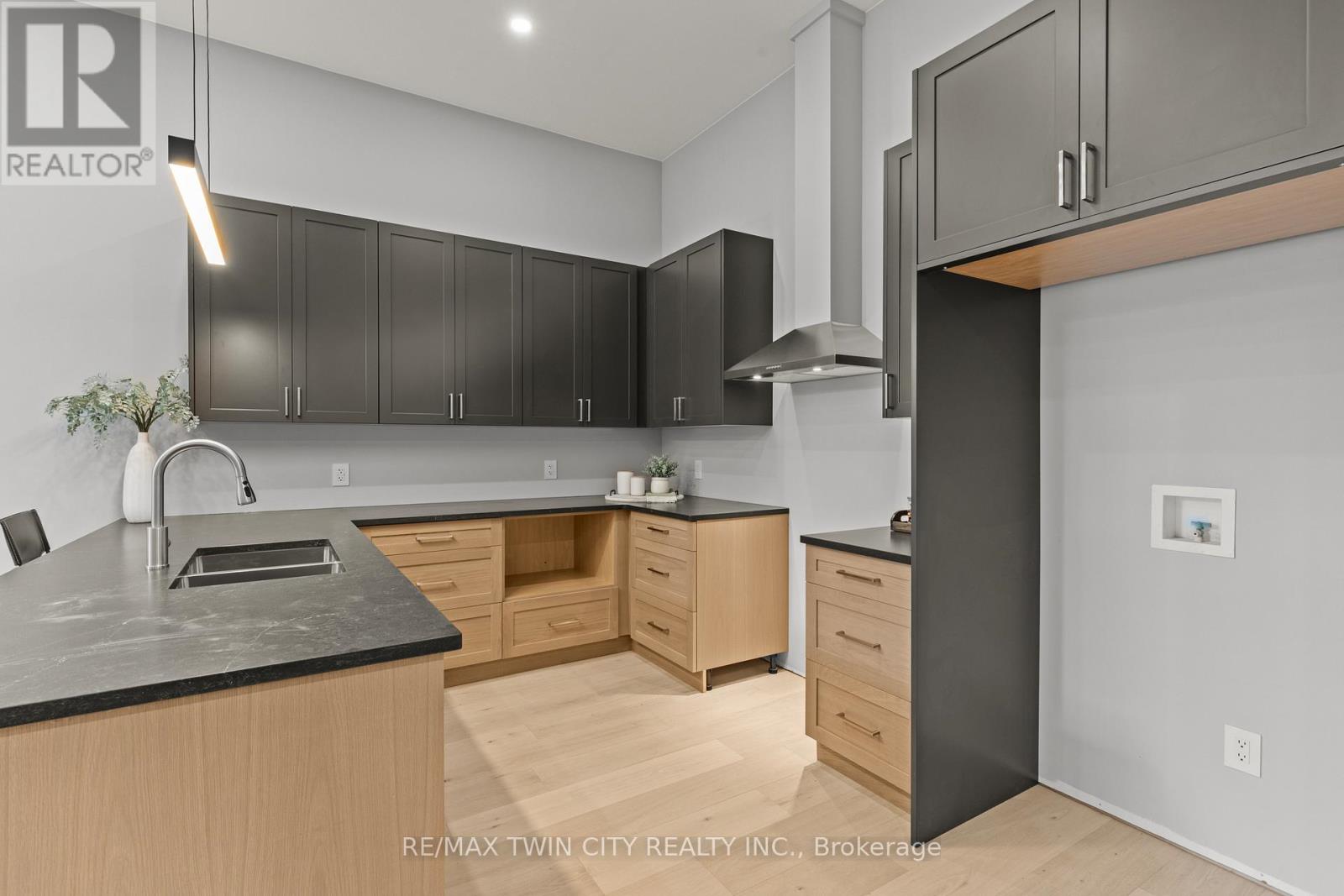 139 King Edward Street, Brant, Ontario  N3L 3E3 - Photo 11 - X12781492