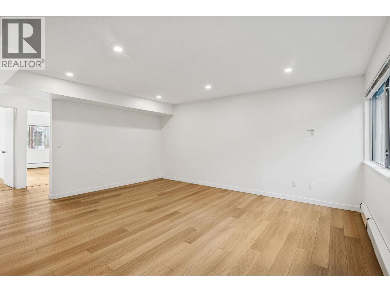 879 Westview Crescent, North Vancouver, British Columbia  V7N 2L5 - Photo 2 - R3089193