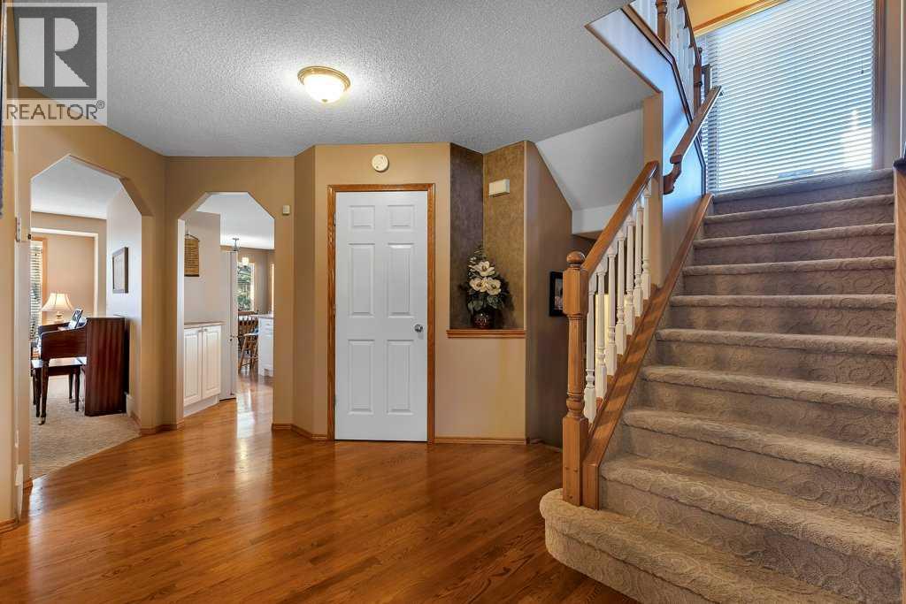 123 Valley Glen Bay Nw, Calgary, Alberta  T3B 5P9 - Photo 6 - A2285785