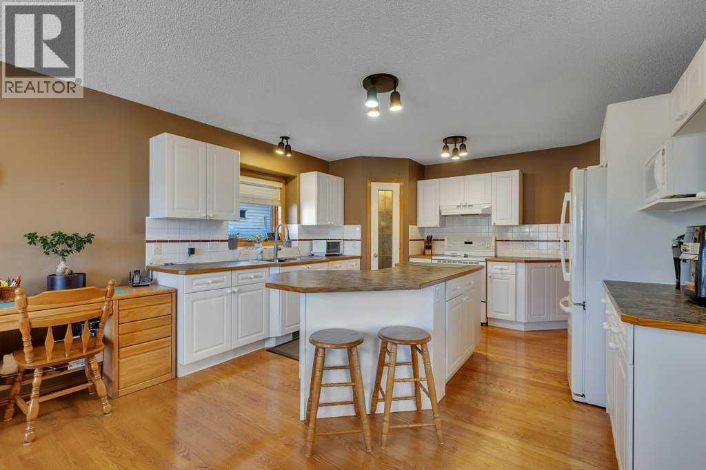 123 Valley Glen Bay Nw, Calgary, Alberta  T3B 5P9 - Photo 16 - A2285785