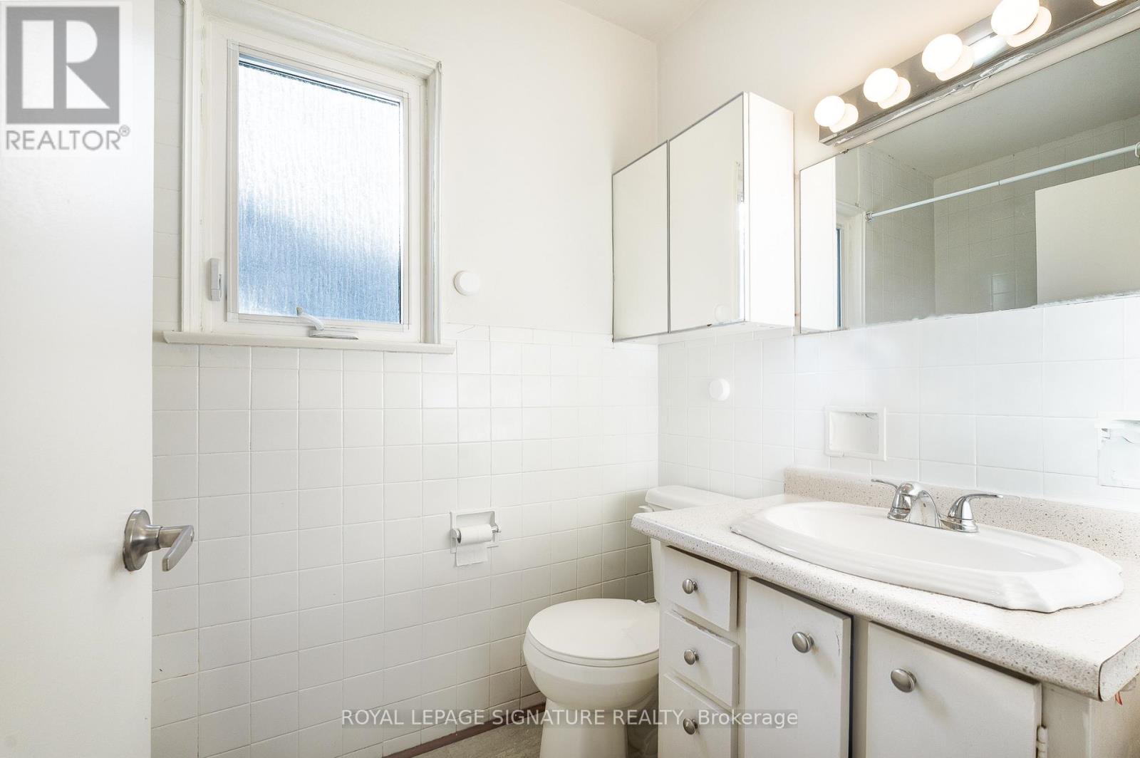 56 Ash Crescent, Toronto, Ontario  M8W 1E6 - Photo 10 - W12781516